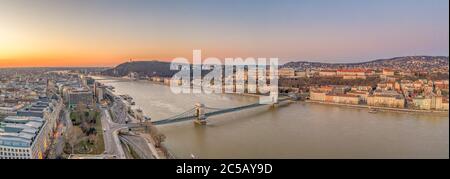 Tir de drone aérien panoramique d'un pont en chaîne au-dessus du château de Buda, sur le danube, avant le lever du soleil de Budapest Banque D'Images