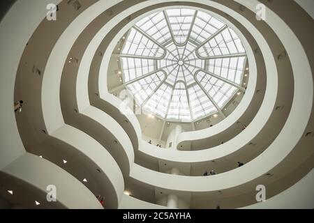 Intérieur du musée Guggenheim de New York, Mono Banque D'Images