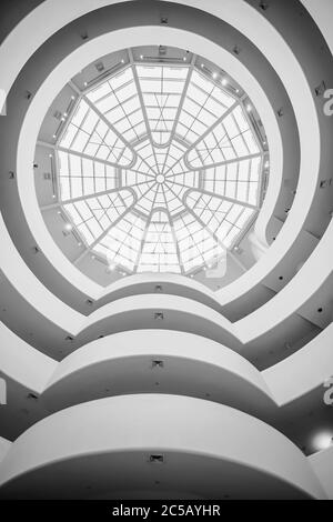 Intérieur du musée Guggenheim de New York, Mono Banque D'Images