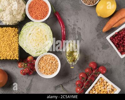 Légumes, fruits et légumineuses biologiques sur fond gris. Vue du dessus. Banque D'Images