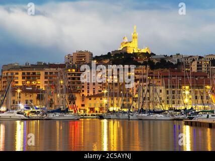 Marseille, France panorama de nuit. Le célèbre port européen sur la Notre Dame de la Garde Banque D'Images