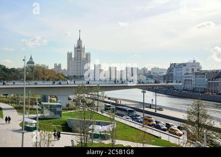 Pont stationnaire et bâtiment de remblai Kotelnicheskaya du parc Zaryadye Banque D'Images