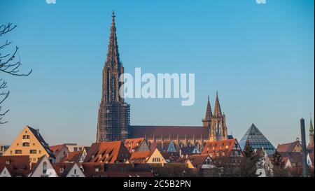 Photo panoramique de la célèbre cathédrale de la ville allemande d'Ulm Banque D'Images