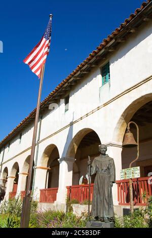 Père Junipero Serra Statue, Old Mission Santa Barbara, Santa Barbara, Californie, États-Unis Banque D'Images