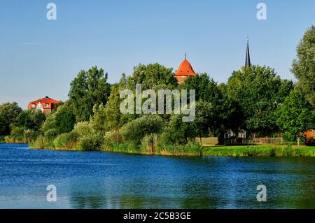 Dannenberg (Elbe): Vue sur Thielenburger Voir tour Waldemar et clocher de l'église Saint Johannes, quartier de Lüchow-Dannenberg, Basse-Saxe Banque D'Images