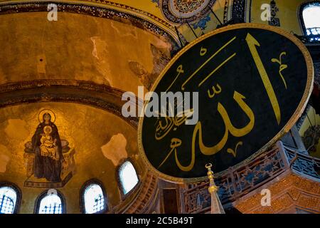 Intérieur de Sainte-Sophie (site classé au patrimoine mondial de l'UNESCO) présentant des décorations, des éléments islamiques et des lustres typiques et magnifiques. Sultanahmet Banque D'Images