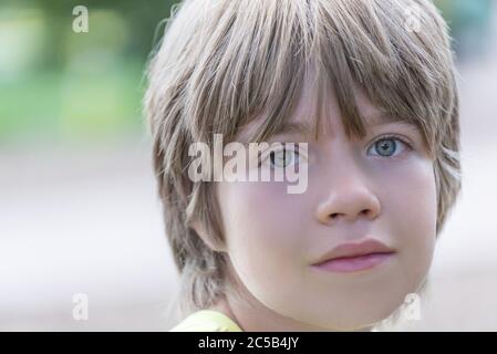 Portrait d'un garçon avec un regard bleu saisissant Banque D'Images