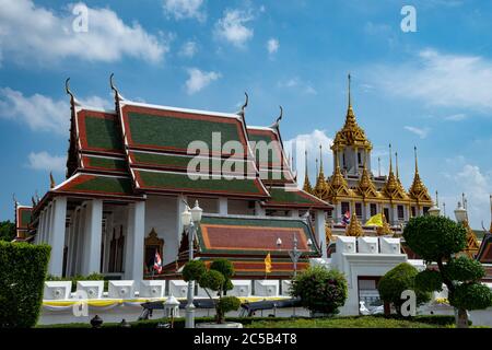 Loha Prasat Wat Ratchanatdaram dans une belle journée ensoleillée. Bangkok, Thaïlande. Banque D'Images