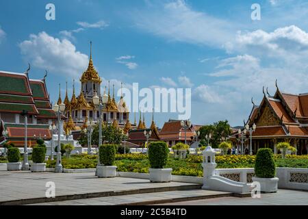 Loha Prasat Wat Ratchanatdaram dans une belle journée ensoleillée. Bangkok, Thaïlande. Banque D'Images