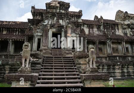 Une entrée latérale du complexe principal d'Angkor Wat avec des lions de gardien khmer - Siem Reap, Cambodge. Banque D'Images