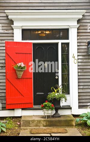 Porte décorative noire et rouge sur une maison à Halifax, Nouvelle-Écosse, Canada Banque D'Images