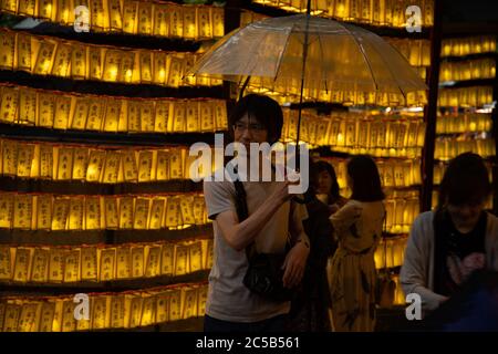 Les gens qui apprécient le festival de Mitama matsuri. Tokyo, Japon. Banque D'Images