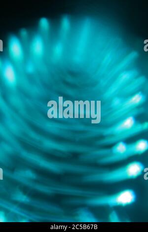 Arrière-plan vertical abstrait avec effets de lumière vortex décalés et réfractés Banque D'Images