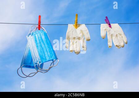 masques chirurgicaux et gants de protection séchés au soleil après lavage et désinfection Banque D'Images