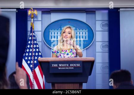 Washington, DC, États-Unis. 1er juillet 2020. Le secrétaire de presse de la Maison Blanche Kayleigh McEnany parle lors d'une conférence de presse dans la salle d'information de presse de James S. Brady à la Maison Blanche à Washington, DC, Etats-Unis, le mercredi 1er juillet 2020. McEnany a déclaré que Seattle a été libérée des anarchistes après le démantèlement de sa zone autonome, et a critiqué Black Lives fait des déclarations de manifestants concernant la police. Credit: Stefani Reynolds/CNP | usage dans le monde crédit: dpa/Alay Live News Banque D'Images