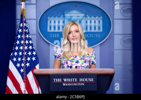 Washington, DC, États-Unis. 1er juillet 2020. Le secrétaire de presse de la Maison Blanche Kayleigh McEnany parle lors d'une conférence de presse dans la salle d'information de presse de James S. Brady à la Maison Blanche à Washington, DC, Etats-Unis, le mercredi 1er juillet 2020. McEnany a déclaré que Seattle a été libérée des anarchistes après le démantèlement de sa zone autonome, et a critiqué Black Lives fait des déclarations de manifestants concernant la police. Credit: Stefani Reynolds/CNP | usage dans le monde crédit: dpa/Alay Live News Banque D'Images