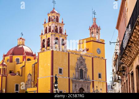 Façade de style baroque, Parroquia de Basílica Colegiata de Nuestra Señora de Guanajuato ou Basilique de Guanajuato dans le centre historique de la ville de Guanajuato, Guanajuato, Mexique. L'immense basilique est peinte en jaune vif, située le long de la Plaza de la paix et a été construite en 1671. Banque D'Images