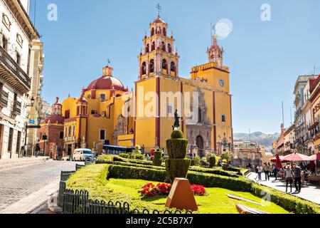 Façade de style baroque, Parroquia de Basílica Colegiata de Nuestra Señora de Guanajuato ou Basilique de Guanajuato dans le centre historique de la ville de Guanajuato, Guanajuato, Mexique. L'immense basilique est peinte en jaune vif, située le long de la Plaza de la paix et a été construite en 1671. Banque D'Images