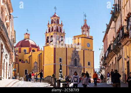 Façade de style baroque, Parroquia de Basílica Colegiata de Nuestra Señora de Guanajuato ou Basilique de Guanajuato dans le centre historique de la ville de Guanajuato, Guanajuato, Mexique. L'immense basilique est peinte en jaune vif, située le long de la Plaza de la paix et a été construite en 1671. Banque D'Images