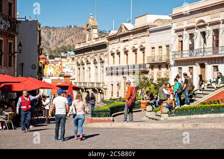 La place animée de la paix ou Plaza de la Paz dans le centre historique de la ville de Guanajuato, Guanajuato, Mexique. Banque D'Images