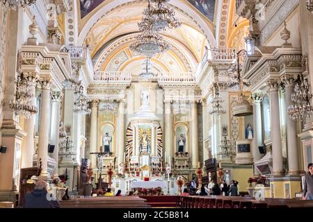 Vue intérieure de style baroque, Parroquia de Basílica Colegiata de Nuestra Señora de Guanajuato ou la basilique de Guanajuato dans le centre historique de la ville de Guanajuato, Guanajuato, Mexique. L'immense basilique a été construite en 1671 et contient un bijou incrusté de la Vierge Marie. Banque D'Images