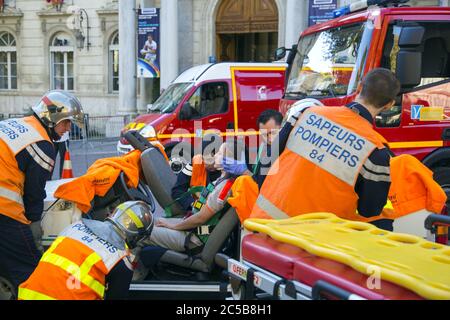 AVIGNON, FRANCE - OCTOBRE 15 : le personnel des autorités locales fait une démonstration de l'activité des opérations de sauvetage lors du salon local d'Avignon, France, le 15 octobre 2013 Banque D'Images