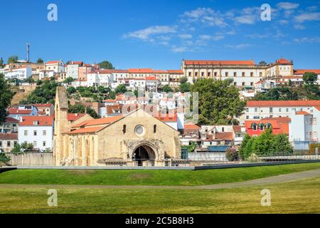 Monastère de Santa Clara a Velha à Coimbra, Portugal, un jour ensoleillé et en arrière-plan la colline de Santa Clara avec ses maisons. Banque D'Images