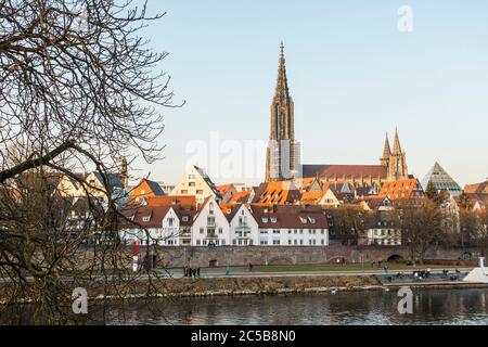 Photo panoramique de la célèbre cathédrale de la ville allemande d'Ulm Banque D'Images