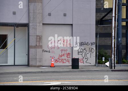 Los Angeles, CA/USA - 29 mai 2020 : les vies noires comptent des graffitis anti-policiers dans le district de Fairfax après une manifestation Banque D'Images