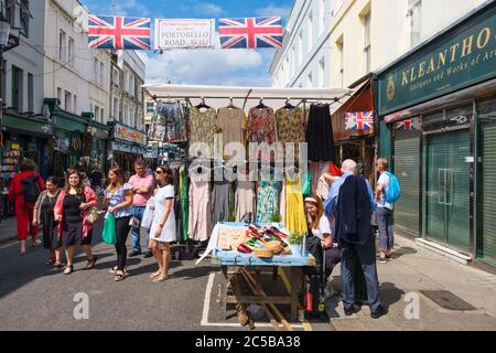 Le célèbre marché de rue de Portobello Road à Londres Banque D'Images