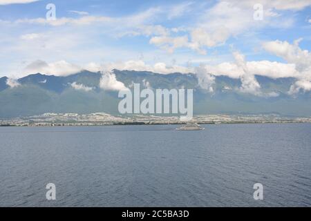 le lac bleu dans les montagnes avec des nuages blancs flottants, il ya une croisière en yacht sur le lac bleu Banque D'Images