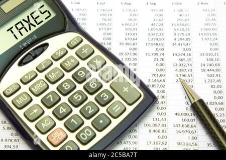 Calculatrice avec texte TAXS avec fond de feuille de calcul Banque D'Images