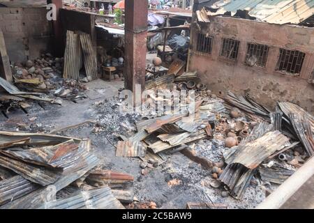 Foyer d'incendie au marché d'Oba à Benin City, État d'Edo, Nigeria Banque D'Images