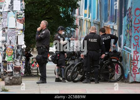 Washington DC, États-Unis. 1er juillet 2020. Des membres de la police de Seattle se rassemblent près de la Cité de l'est fermée après avoir effacé la zone de protestation « Capitol Hill occupé » à Seattle le mercredi 1er juillet 2020. La zone, une manifestation d'occupation et une zone autonome autodéclarée, a été créée le 8 juin 2020 lorsque le département de police de Seattle a fermé la Cité de l'est après des jours de manifestations à la suite de la mort de George Floyd alors qu'il était en détention à Minneapolis. Crédit : Paul Christian Gordon/Alay Live News Banque D'Images