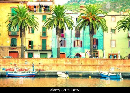 Vue sur le fleuve, la ville de Bosa et le vieux fort sur l'île de la Sardaigne en Italie Banque D'Images