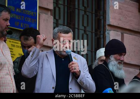 Kiev, Ukraine - 1er juillet 2020 : les Ukrainiens protestent contre la justice sélective. Député du peuple d'Ukraine, l'ancien prisonnier du Kremlin Ahtem Chiygoz parle Banque D'Images