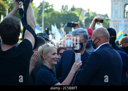 Kiev, Ukraine - 1er juillet 2020: Parmi les partisans, Petro Porochenko, ancien président et actuel député du peuple d'Ukraine. Banque D'Images