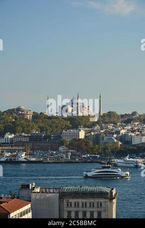 Sainte-Sophie, jetée de ferry d'Eminonu et corne d'or de Karaköy, Istanbul, Turquie Banque D'Images