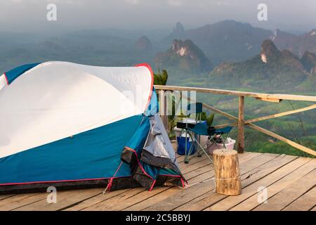 Paysage montagnes vue avec Camping tente sur terrasse en bois pour la détente d'activité de loisirs en plein air. Magnifique paysage de la nature de Campsit Banque D'Images