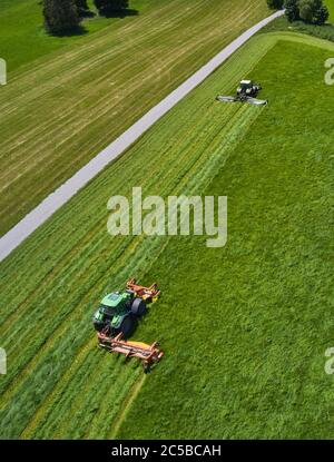 Aitrang, Allemagne, 01 juillet 2020. Les agriculteurs cultivent leurs champs avec des tracteurs et des tondeuses rotatives Fendt près du lac ELBSEE, une destination pour la randonnée, la natation. Image de drone aérien Mavic 2 pro. © Peter Schatz / photos stock Alay Banque D'Images