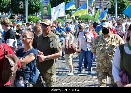 Kiev, Ukraine - 1er juillet 2020 : les Ukrainiens protestent contre la justice sélective près du tribunal de district de Pecherskyi, en faveur de l'ancien président Porochenko. Banque D'Images