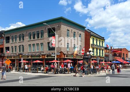 Ottawa, Canada - le 1er juillet 2020 : les célébrations de la fête du Canada étant annulées en raison de la pandémie de Covid-19, le centre-ville est beaucoup moins peuplé de gens qui n'ont le droit de dîner que sur des terrasses extérieures, comme celles de Clarence Street. Banque D'Images