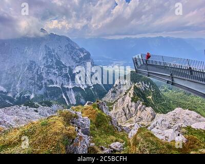 Garmisch-Partenkirchen, Allemagne, 25 juin 2020. Randonnée et VTT autour de Zugspitze, la plus haute montagne allemande et Alpspitze avec téléphérique de Kreuzeckbahn et plate-forme d'observation d'Alpspix © Peter Schatz / Alamy stock photos Banque D'Images