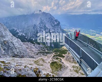 Garmisch-Partenkirchen, Allemagne, 25 juin 2020. Randonnée et VTT autour de Zugspitze, la plus haute montagne allemande et Alpspitze avec téléphérique de Kreuzeckbahn et plate-forme d'observation d'Alpspix © Peter Schatz / Alamy stock photos Banque D'Images