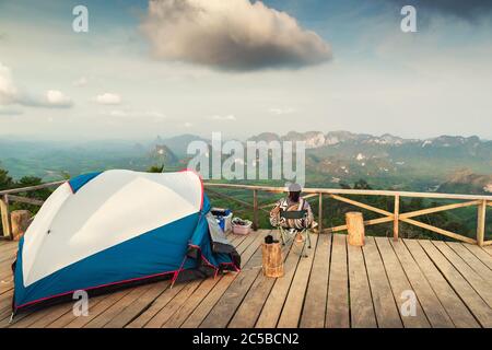 Paysage montagnes vue avec tente de camping sur terrasse en bois pour l'extérieur Loisirs activité détente. Magnifique vue panoramique de la nature depuis le Camp si Banque D'Images