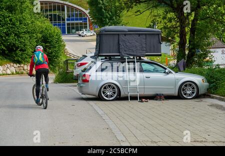 Garmisch-Partenkirchen, Allemagne, 25 juin 2020. Camping sur le toit d'une Audi, randonnée et VTT autour de Zugspitze, la plus haute montagne allemande et Alpspitze avec le téléphérique de Kreuzeckbahn. © Peter Schatz / photos stock Alay Banque D'Images