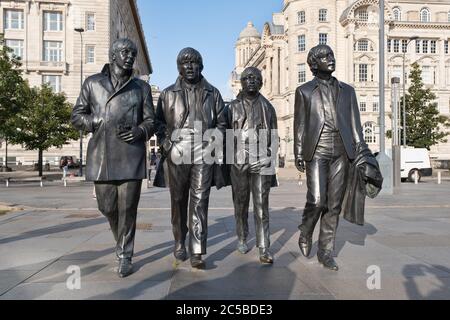 Les statues de bronze emblématiques des four Beatles, en face du front de mer de Mersey à Liverpool Banque D'Images