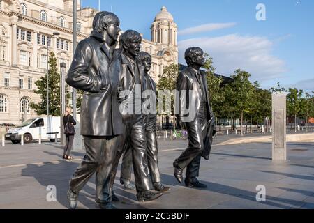 Les statues de bronze emblématiques des four Beatles, en face du front de mer de Mersey à Liverpool Banque D'Images