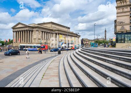 Scène de rue à Liverpool avec vue sur le St George's Hall depuis la gare de Lime Street Banque D'Images