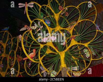 arbre en bambou décoré avec papillon en argile, abeille, oiseau et libellule par la tribu santal ou santhal du bengale Banque D'Images